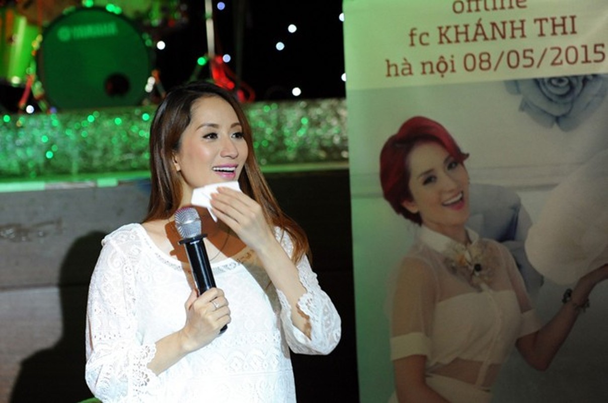 Phan Hien cham soc Khanh Thi trong buoi hop fan Ha Noi-Hinh-10